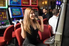 Pemain menikmati berbagai jenis permainan live casino di platform online terpercaya bucin4d